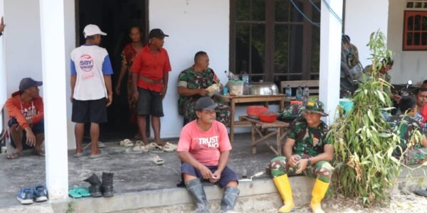 Kedekatan TNI dan Warga Terwujud dalam Momen Santap Siang di Desa Pojok
