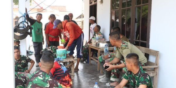 Kedekatan TNI dan Masyarakat dalam TMMD ke-130: Menyatukan Hati di Meja Makan