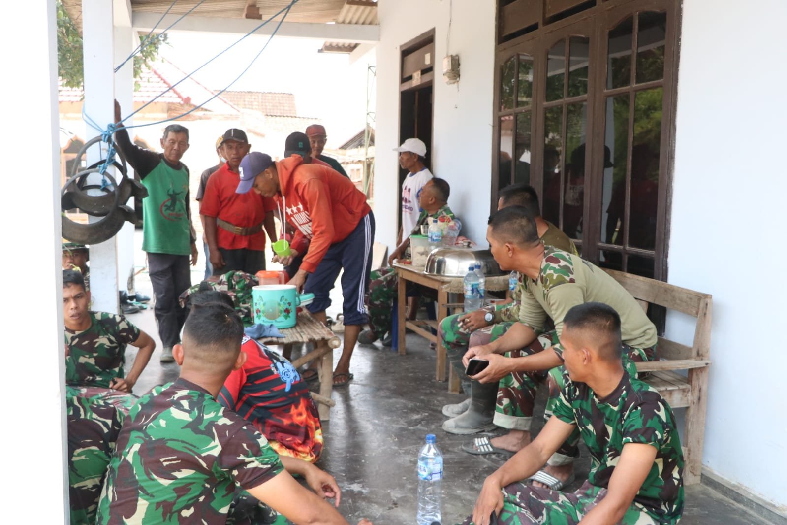 Kedekatan TNI dan Masyarakat dalam TMMD ke-130: Menyatukan Hati di Meja Makan