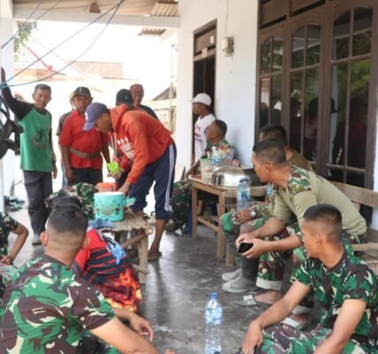 Kebersamaan TNI dan Masyarakat Dalam TMMD 130 Menciptakan Suasana Keluarga