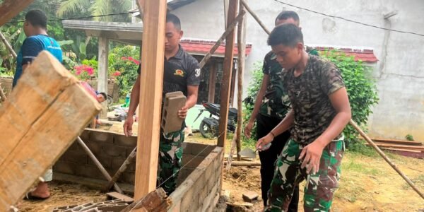 Pembangunan Rumah Ibu Suhanim Melaju dengan Pemasangan Batako oleh Satgas TMMD
