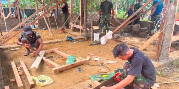 Kolaborasi TNI dan Masyarakat dalam Membangun Rumah untuk Ibu Suhanim