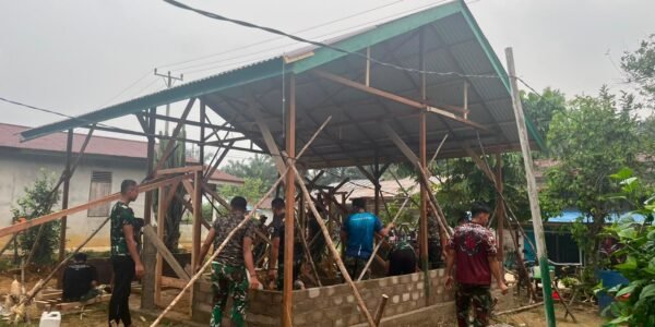 Ibu Suhanim Bersyukur atas Bantuan TNI dalam Membangun Rumahnya