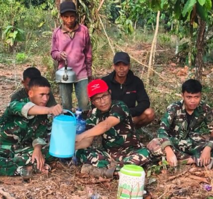 Keakraban TNI dan Warga Terjalin dalam Keseruan Program TMMD ke-130 Keakraban TNI dan Warga Terjalin dalam Keseruan Program TMMD ke-130