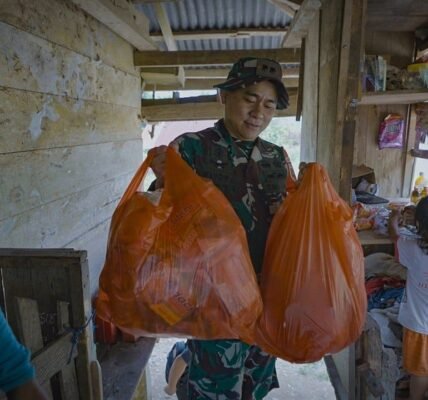 TNI dan Warga Bersatu dalam Momen Akrab di TMMD Palopo