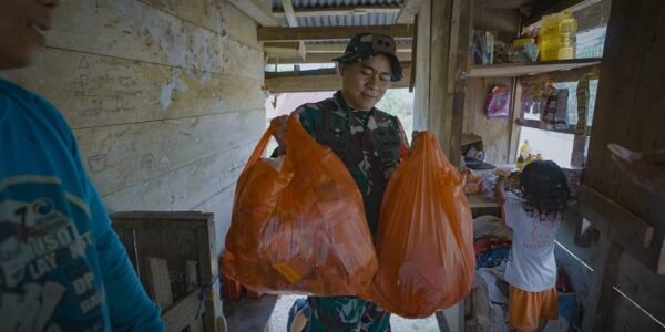 TNI dan Warga Bersatu dalam Momen Akrab di TMMD Palopo