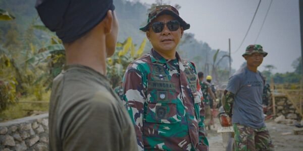 Kepemimpinan Letkol Windra Inspirasi Prajurit TMMD Selama Pembangunan Desa