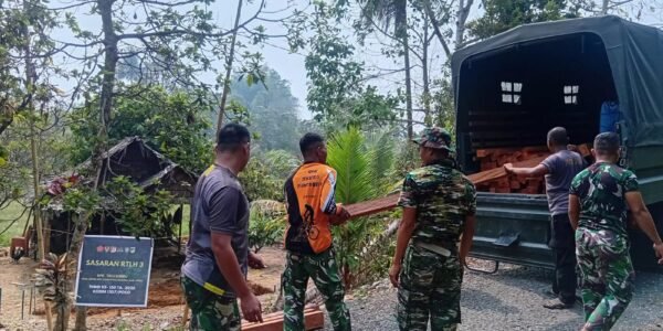Dukungan TNI untuk Warga: Material Kayu Siap Rehabilitasi Rumah di Leboni