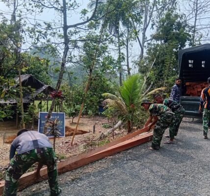 Persiapan Rehab Rumah Bapak Tuku Djobu Diwarnai Kedatangan Material Kayu