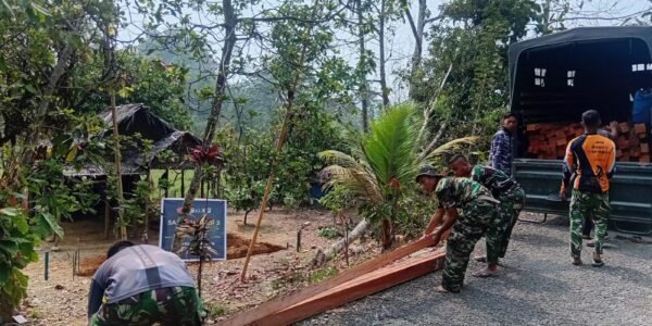 Persiapan Rehab Rumah Bapak Tuku Djobu Diwarnai Kedatangan Material Kayu