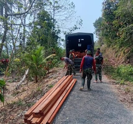 Kehadiran TNI Bersama Warga Di Desa Leboni untuk Renovasi Rumah Tuku Djobu