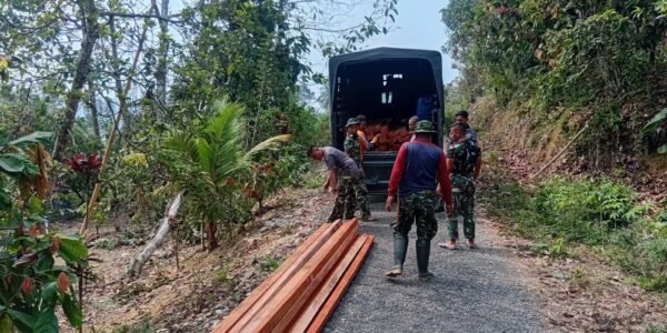 Kehadiran TNI Bersama Warga Di Desa Leboni untuk Renovasi Rumah Tuku Djobu