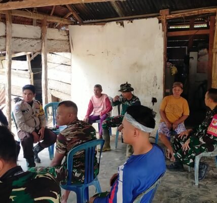 Anggota Satgas TMMD Jalin Silaturahmi dengan Masyarakat saat Istirahat Siang Anggota Satgas TMMD Jalin Silaturahmi dengan Masyarakat saat Istirahat Siang