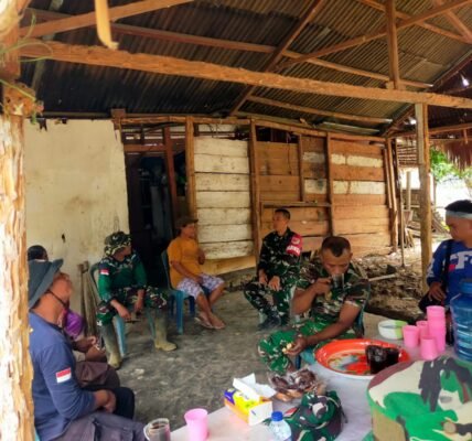 Harmonisasi Sosial Satgas TMMD ke-130 dengan Warga Mayakeli di Poso Harmonisasi Sosial Satgas TMMD ke-130 dengan Warga Mayakeli di Poso