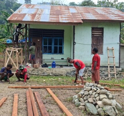 Kolaborasi TNI dan Warga dalam Rehabilitasi Rumah Tak Layak Huni Kolaborasi TNI dan Warga dalam Rehabilitasi Rumah Tak Layak Huni
