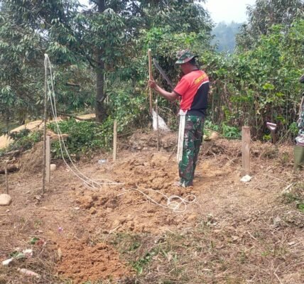 Satgas TMMD ke-130 Awali Proyek Sanitasi di Desa Leboni dengan Gali Pondasi MCK