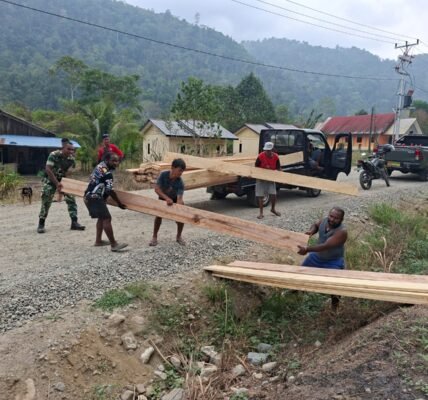 Kampung Yamboi Bersinergi Pasca Pembukaan TMMD, TNI dan Warga Bergotong Royong