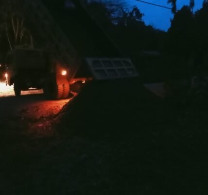 Satgas TMMD Kodim 1808/Mansel Teruskan Pengangkutan Material di Malam Hari