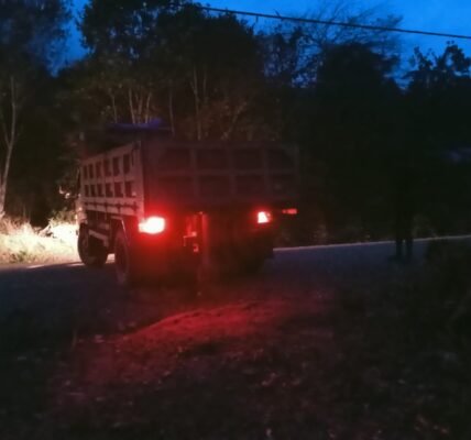 Prajurit TMMD Kodim 1808/Mansel Bekerja Keras Mengangkut Material Saat Malam