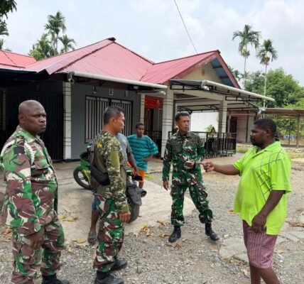 Kapten Inf Hendro Diskusikan Proyek Peningkatan Jalan dengan Warga Manokwari Selatan