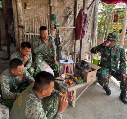 Momen Kebersamaan: Hidangan Sederhana Warga Temani Prajurit TMMD Beristirahat Momen Kebersamaan: Hidangan Sederhana Warga Temani Prajurit TMMD Beristirahat