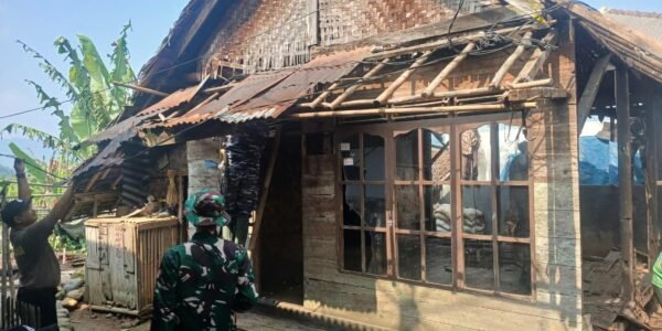 Satgas TMMD ke-130 Perbaiki Rumah Petani Bapak Apin di Desa Citorek Barat