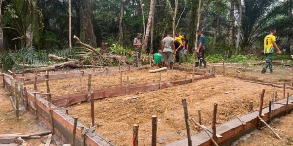 Satgas TMMD Bangun Rumah Layak untuk Ibu Tina dari Dasar yang Kuat