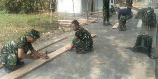 Proses Teliti Pembuatan Bekisting Satgas TMMD untuk Pembangunan Desa Sumur Bandung
