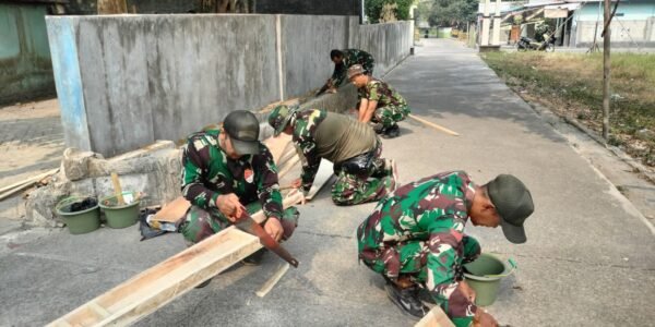 Proses Pembuatan Bekisting TMMD ke-130 Digerakkan di Jayanti, Tangerang