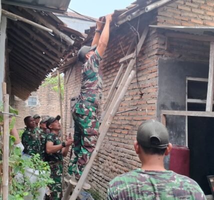 Rumah Tak Layak Huni di Desa Sumur Bandung Mulai Diperbaiki oleh TNI