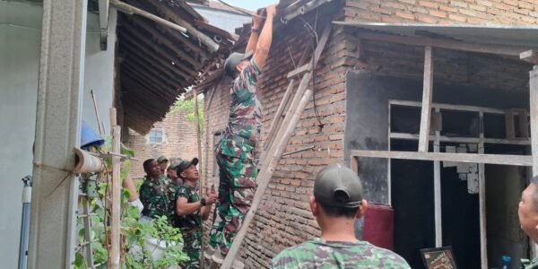 Rumah Tak Layak Huni di Desa Sumur Bandung Mulai Diperbaiki oleh TNI