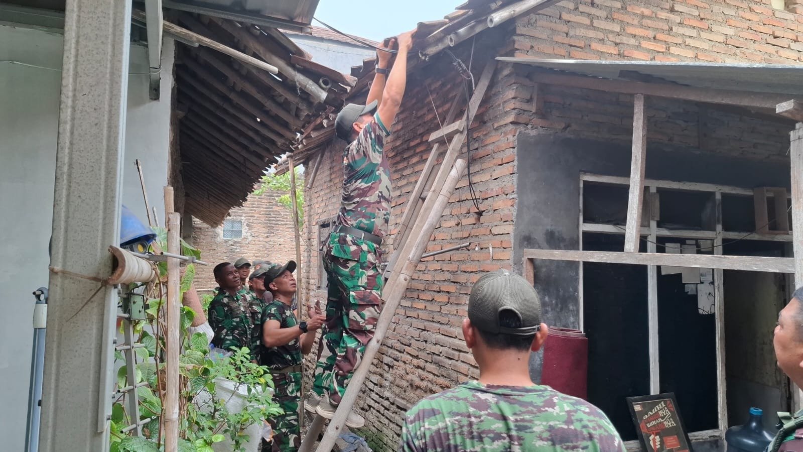 Rumah Tak Layak Huni di Desa Sumur Bandung Mulai Diperbaiki oleh TNI