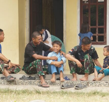 Tawa Riang Anak-Anak Sambut Kedatangan Satgas TMMD ke-130 Kodim 0407/Kota Bengkulu
