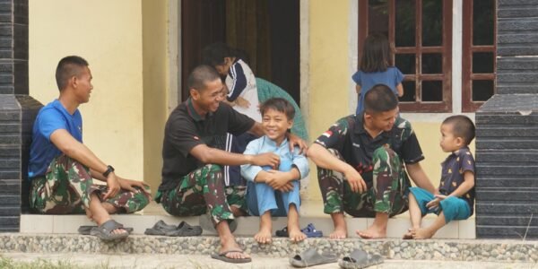 Tawa Riang Anak-Anak Sambut Kedatangan Satgas TMMD ke-130 Kodim 0407/Kota Bengkulu