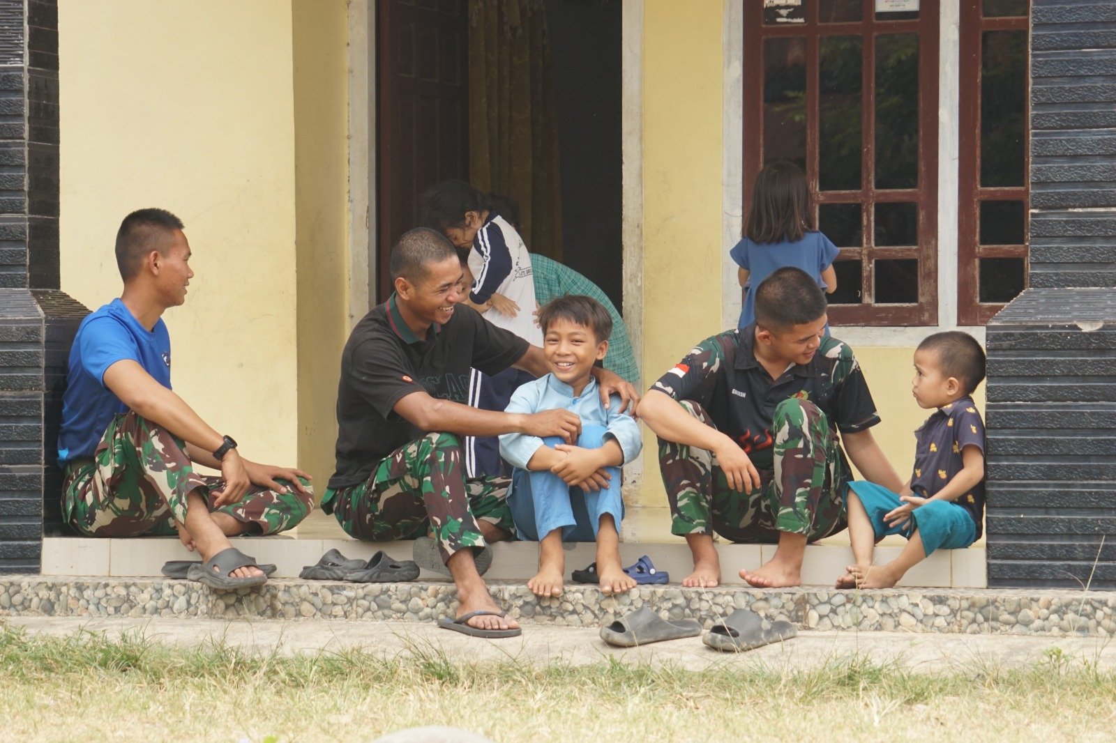 Tawa Riang Anak-Anak Sambut Kedatangan Satgas TMMD ke-130 Kodim 0407/Kota Bengkulu