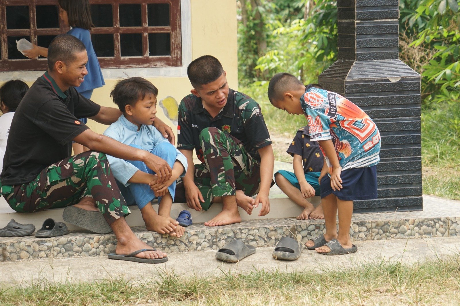 Bukan Hanya Bangun Infrastruktur, Satgas TMMD ke-130 Kodim 0407/Kota Bengkulu Dekat dengan Anak-Anak