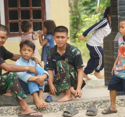 Senyum Anak-Anak Warnai Kehadiran Satgas TMMD ke-130 Kodim 0407/Kota Bengkulu di Kandang Limun