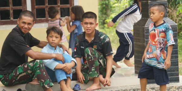 Senyum Anak-Anak Warnai Kehadiran Satgas TMMD ke-130 Kodim 0407/Kota Bengkulu di Kandang Limun