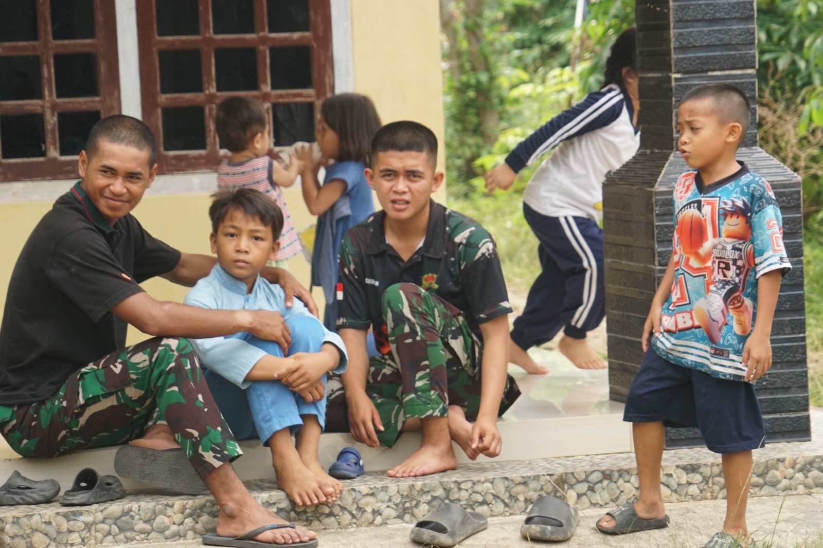 Senyum Anak-Anak Warnai Kehadiran Satgas TMMD ke-130 Kodim 0407/Kota Bengkulu di Kandang Limun