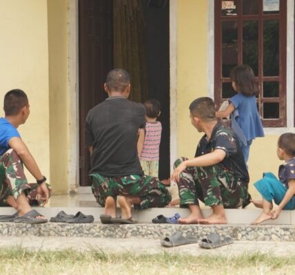 Hangatnya Kemanunggalan TNI dan Rakyat, Anak-Anak Kandang Limun Antusias Sambut Satgas TMMD