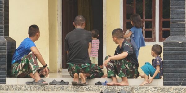 Hangatnya Kemanunggalan TNI dan Rakyat, Anak-Anak Kandang Limun Antusias Sambut Satgas TMMD