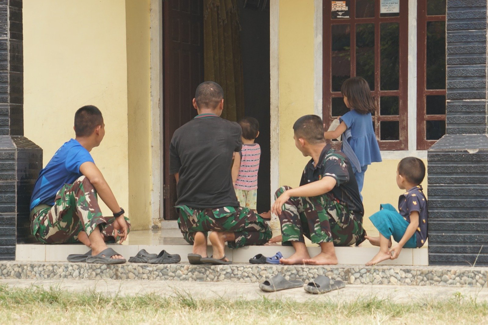 Hangatnya Kemanunggalan TNI dan Rakyat, Anak-Anak Kandang Limun Antusias Sambut Satgas TMMD