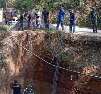 Anggota TNI Dukung Keselamatan Masyarakat dengan Kolom Besi di Umbutlegi