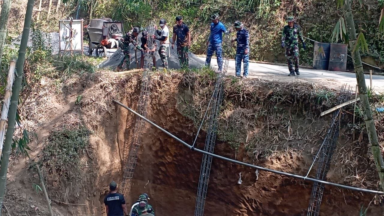Anggota TNI Dukung Keselamatan Masyarakat dengan Kolom Besi di Umbutlegi Anggota TNI Dukung Keselamatan Masyarakat dengan Kolom Besi di Umbutlegi