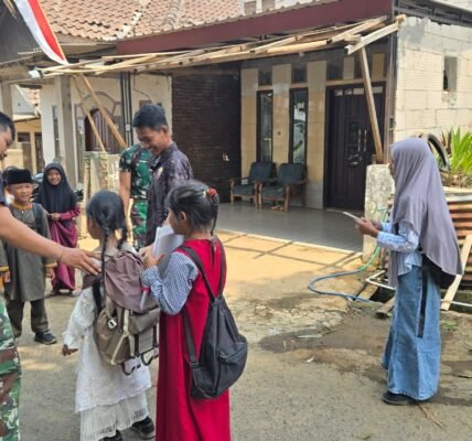 Momen Hangat: Satgas TMMD ke-130 Berinteraksi Ceria dengan Siswa SD di Desa Taji Momen Hangat: Satgas TMMD ke-130 Berinteraksi Ceria dengan Siswa SD di Desa Taji
