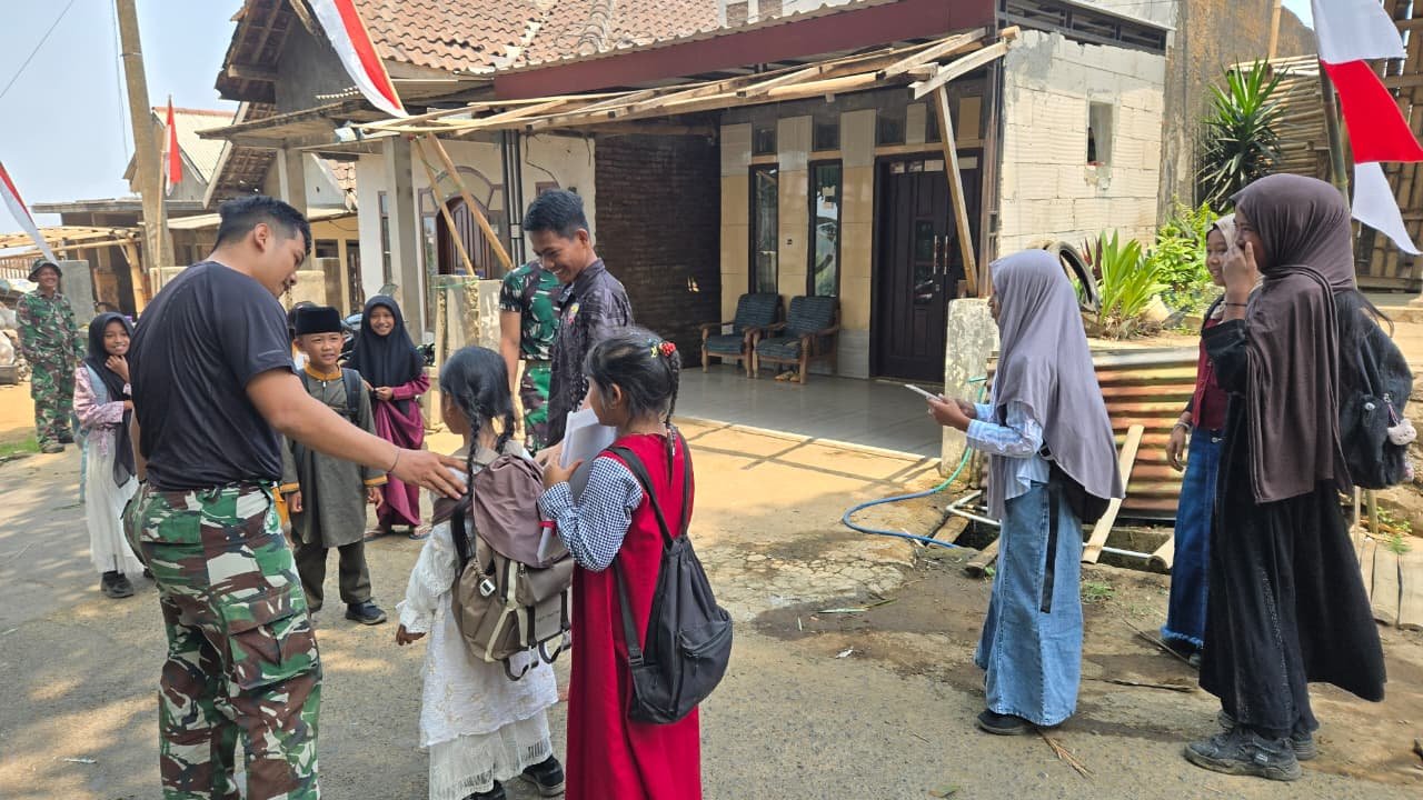 Momen Hangat: Satgas TMMD ke-130 Berinteraksi Ceria dengan Siswa SD di Desa Taji