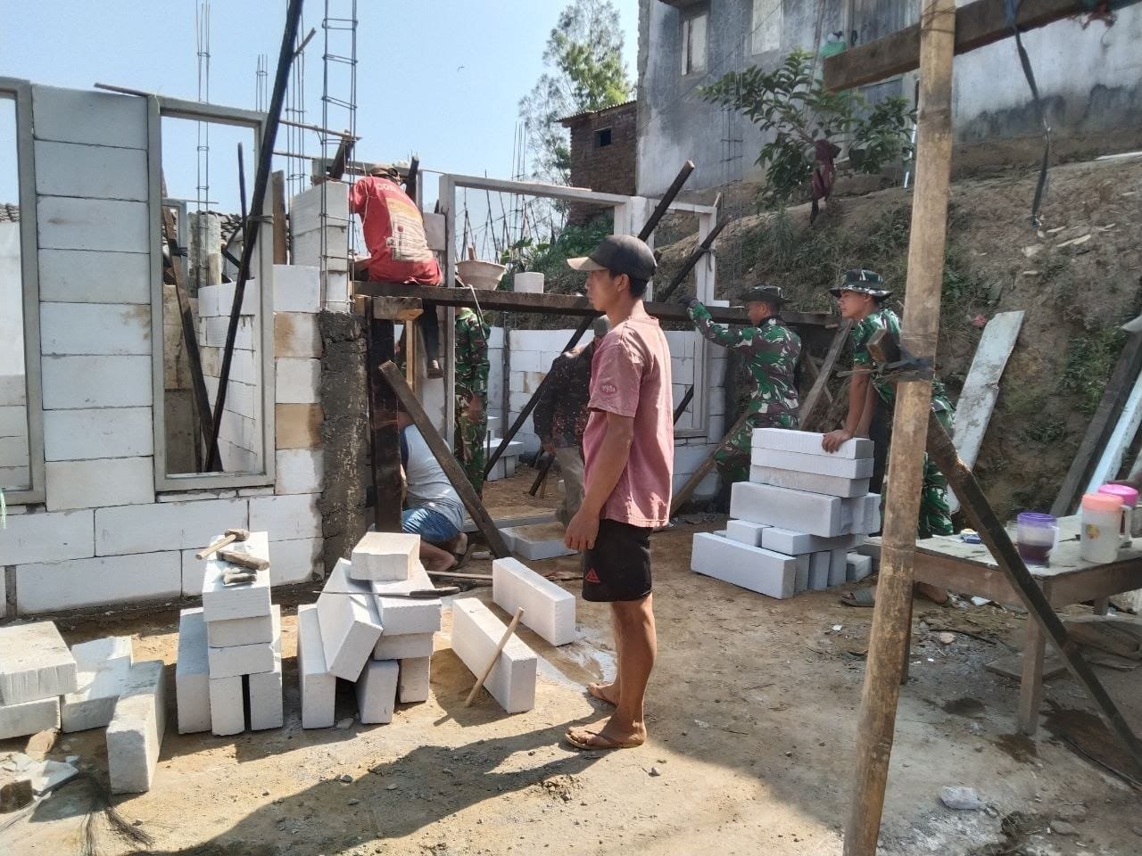 Upaya TNI Bangun Kesejahteraan Melalui Renovasi Rumah di Malang