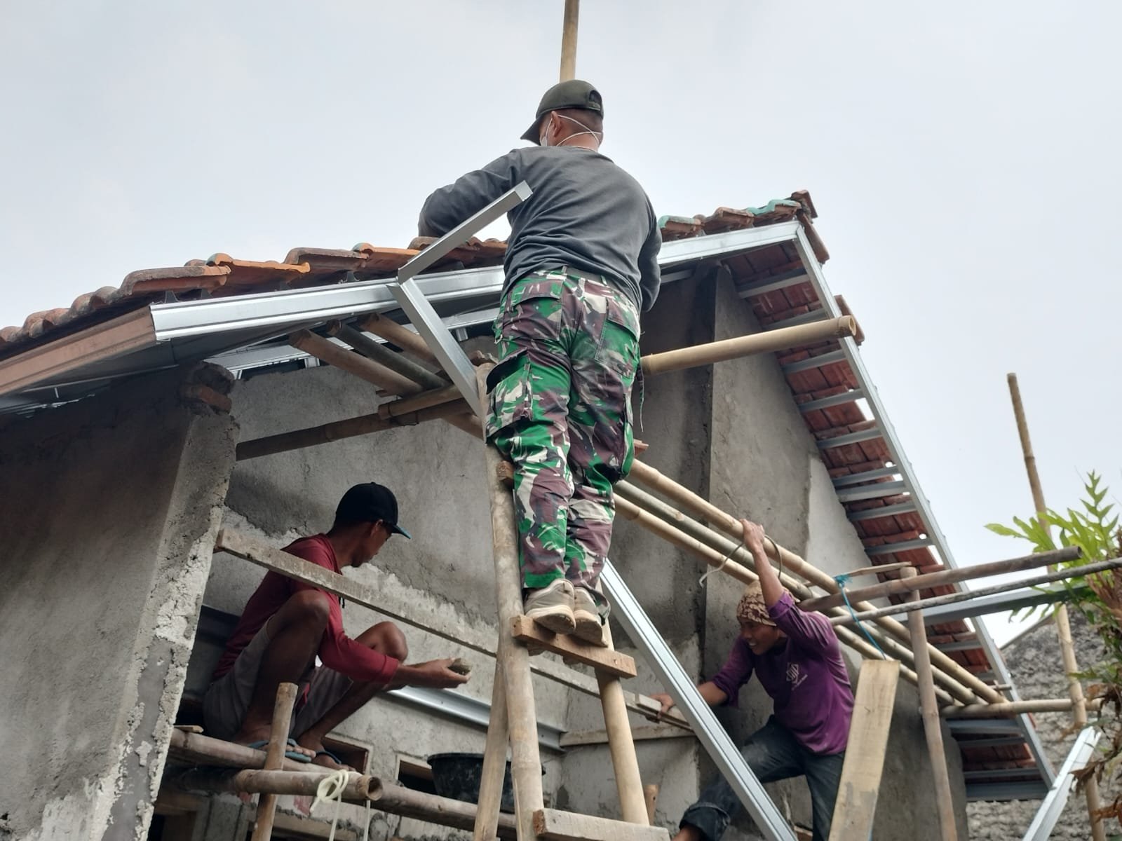 Upaya TNI Mewujudkan Hunian Sehat untuk Bapak M. Syafi’i di Tangerang