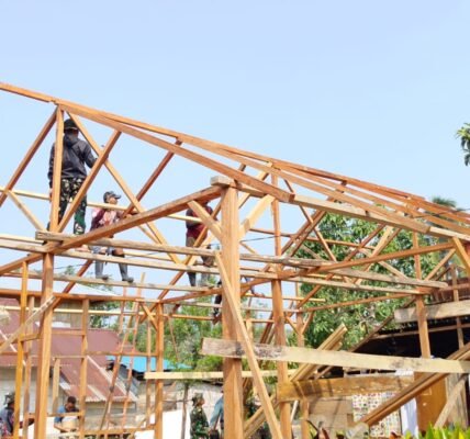 Progres Pembangunan RTLH Arianto Atan: Kerangka Atap Mulai Terbentuk