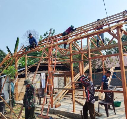 Kepedulian TNI dan Masyarakat Dalam Membangun Rumah Layak di Poso